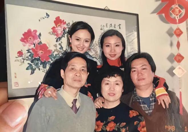 画家祖籍无锡父亲为了母亲留在青岛开元棋牌朱媛媛家庭情况曝光哥是(图3)