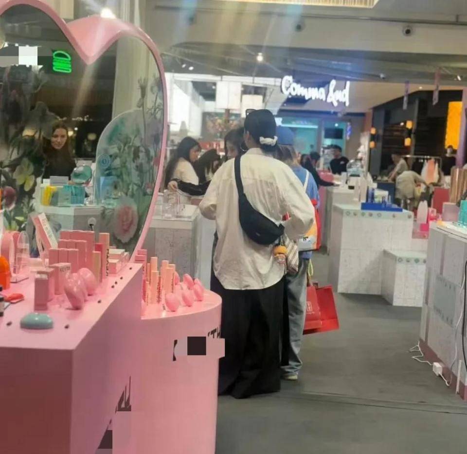 偶遇身材娇小五官立体打扮时尚洋气开元棋牌鞠婧炜曼谷超市购物被网友(图3)