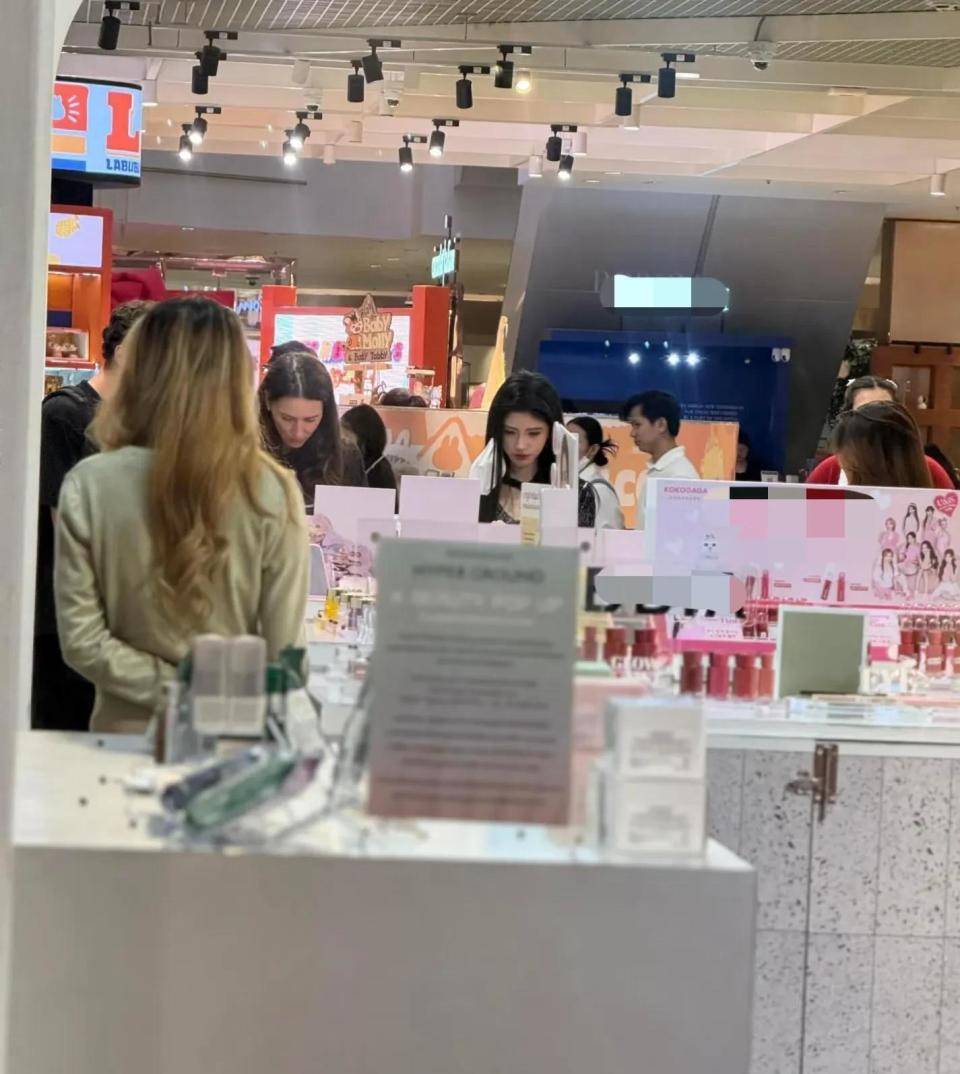 偶遇身材娇小五官立体打扮时尚洋气开元棋牌鞠婧炜曼谷超市购物被网友(图4) 偶遇身材娇小五官立体打扮时尚洋气开元棋牌鞠婧炜曼谷超市购物被网友(图4)