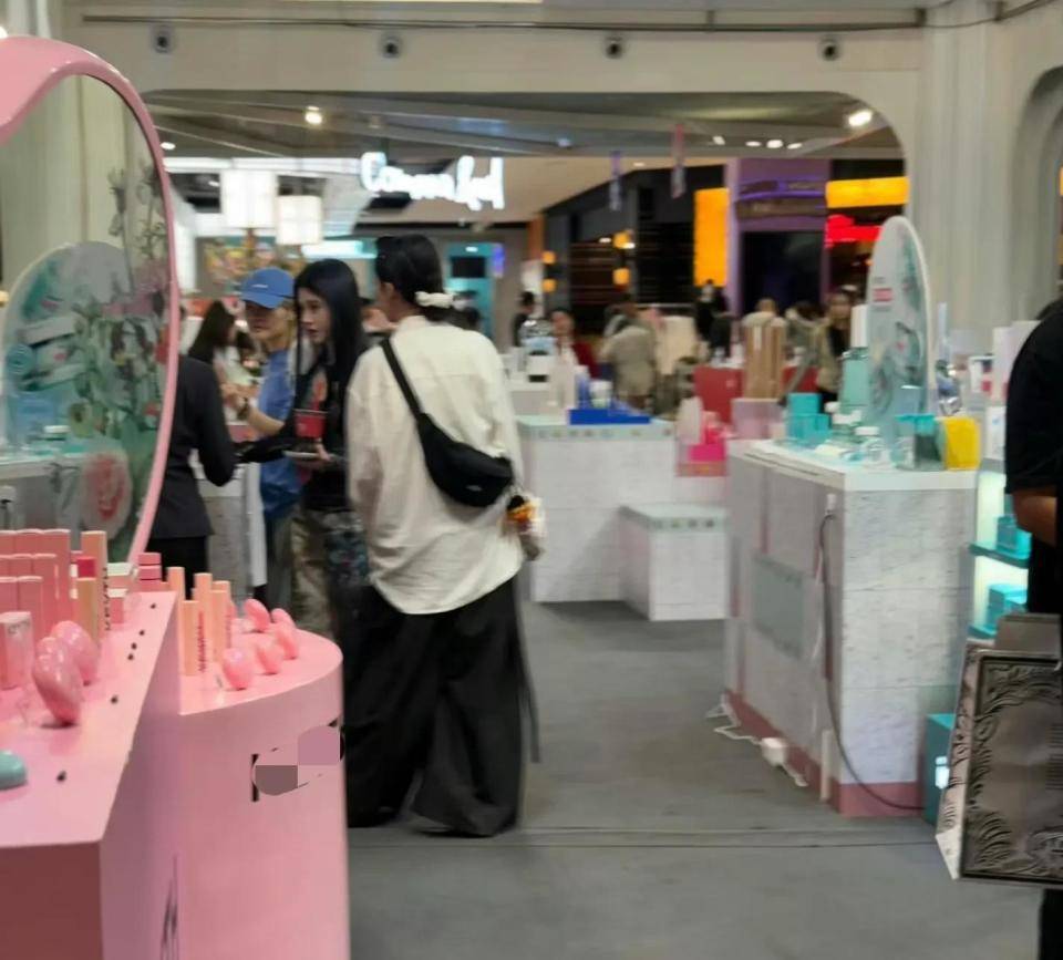 偶遇身材娇小五官立体打扮时尚洋气开元棋牌鞠婧炜曼谷超市购物被网友(图5) 偶遇身材娇小五官立体打扮时尚洋气开元棋牌鞠婧炜曼谷超市购物被网友(图5)